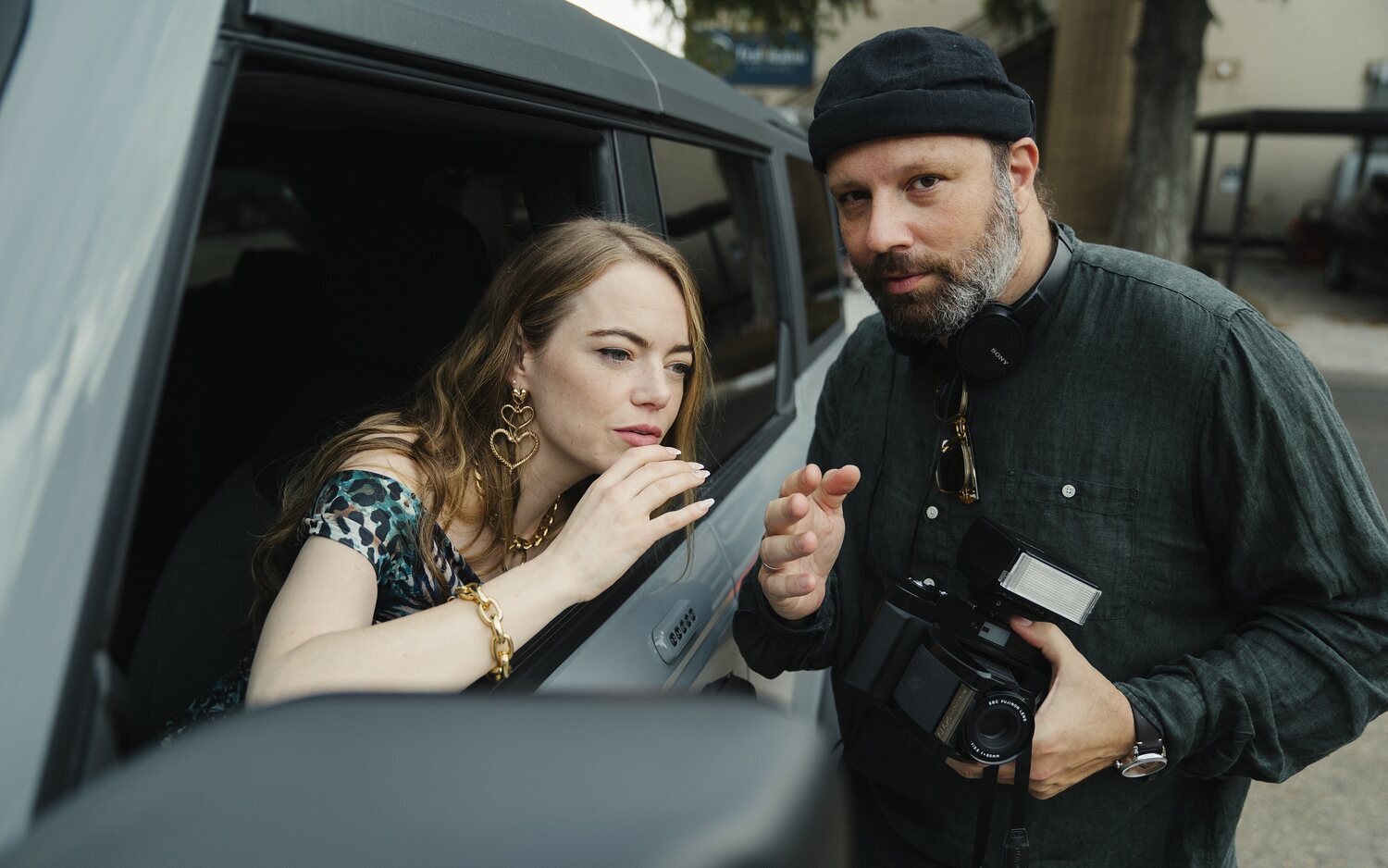 Emma Stone y Yorgos Lanthimos durante el rodaje de 'Kinds of Kindness'