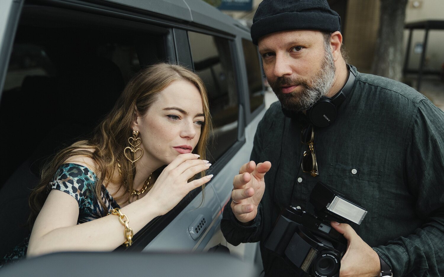 Emma Stone y Yorgos Lanthimos en el rodaje de 'Kinds of Kindness'