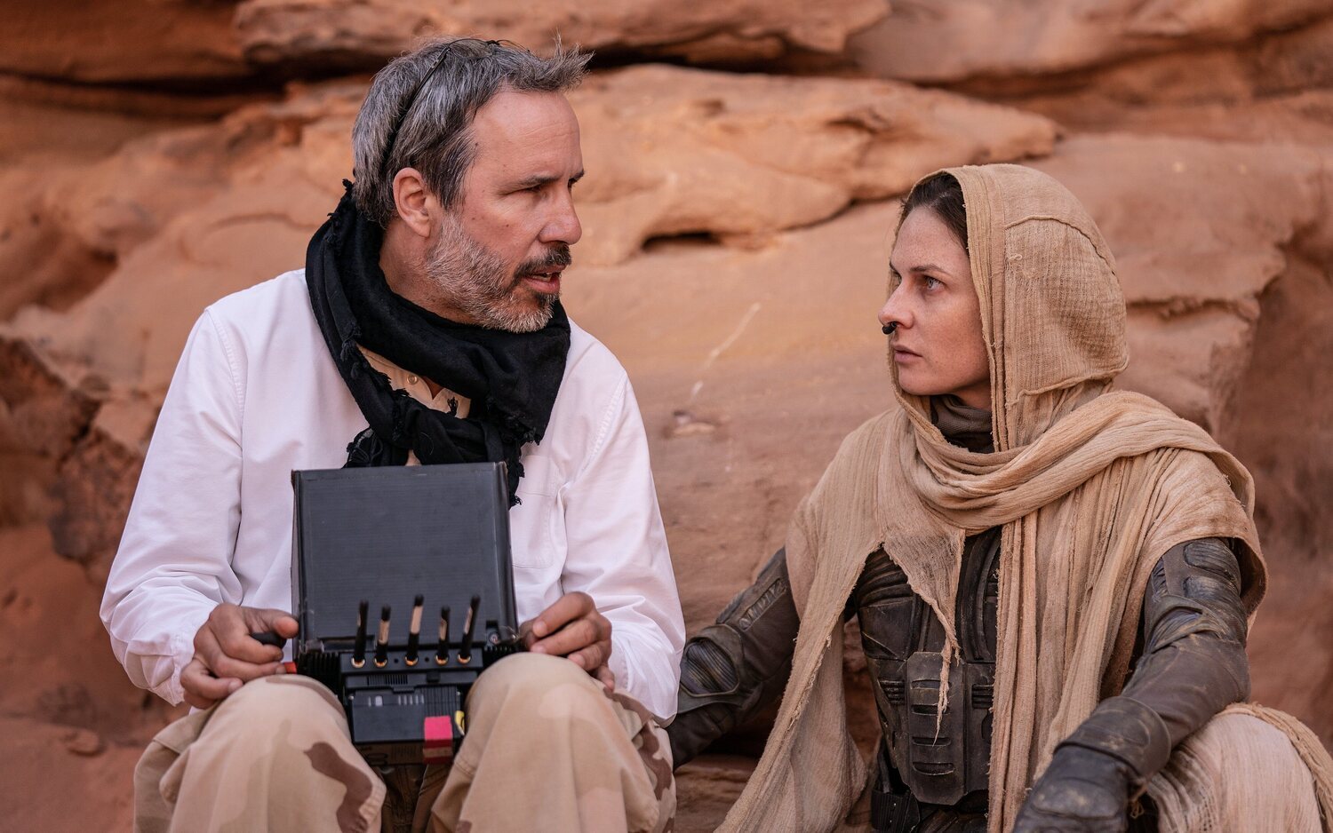 Denis Villeneuve y Rebecca Ferguson en el rodaje de 'Dune: Parte Dos'