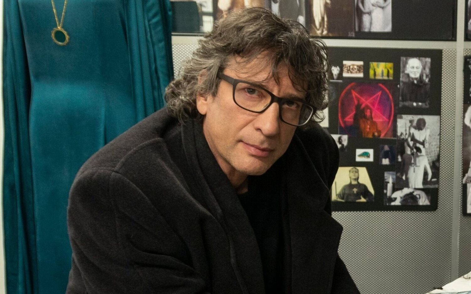 Neil Gaiman en el rodaje de la primera temporada de 'Sandman'