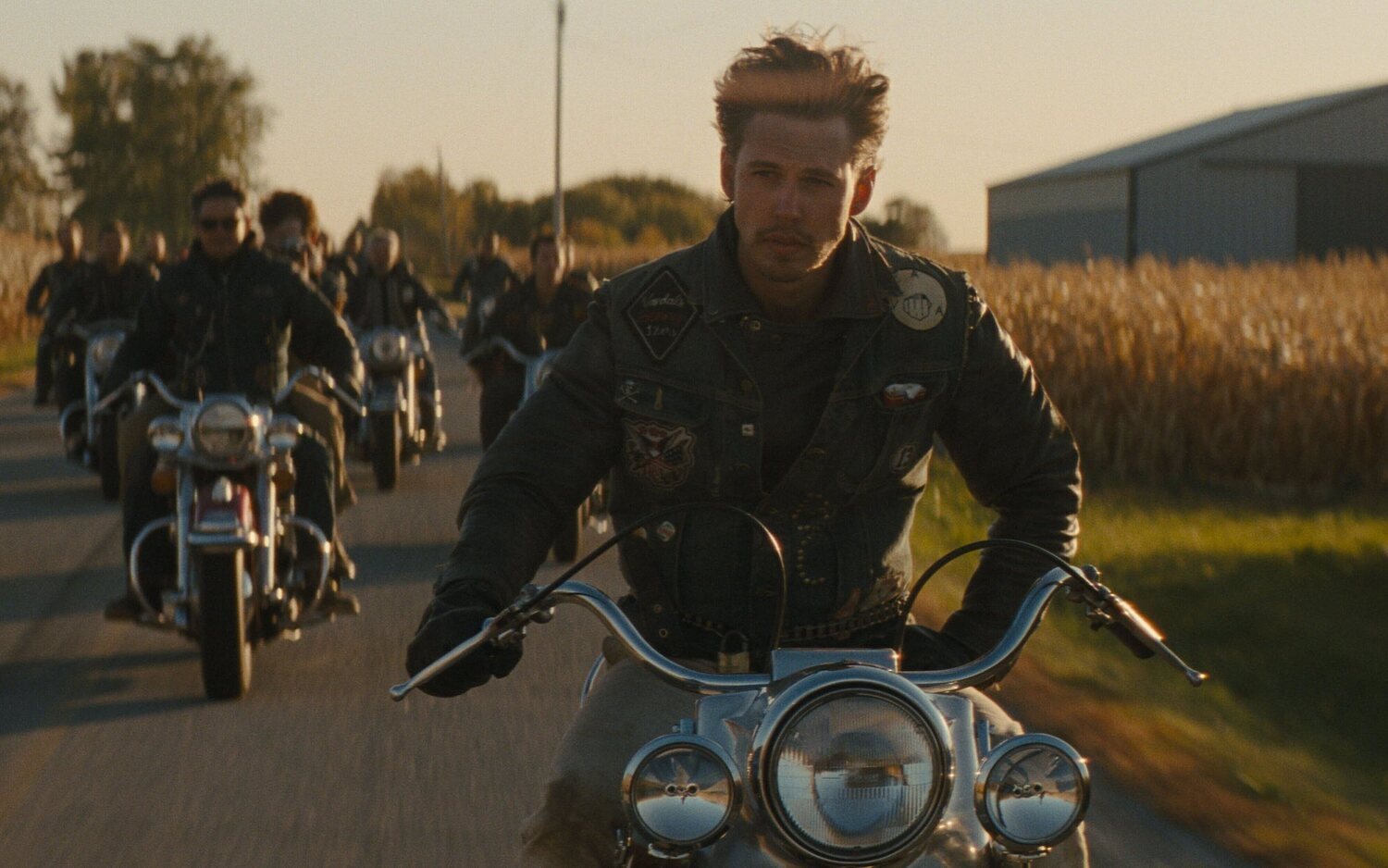 Austin Butler encabezando la marcha en 'Bikeriders. La ley del asfalto'