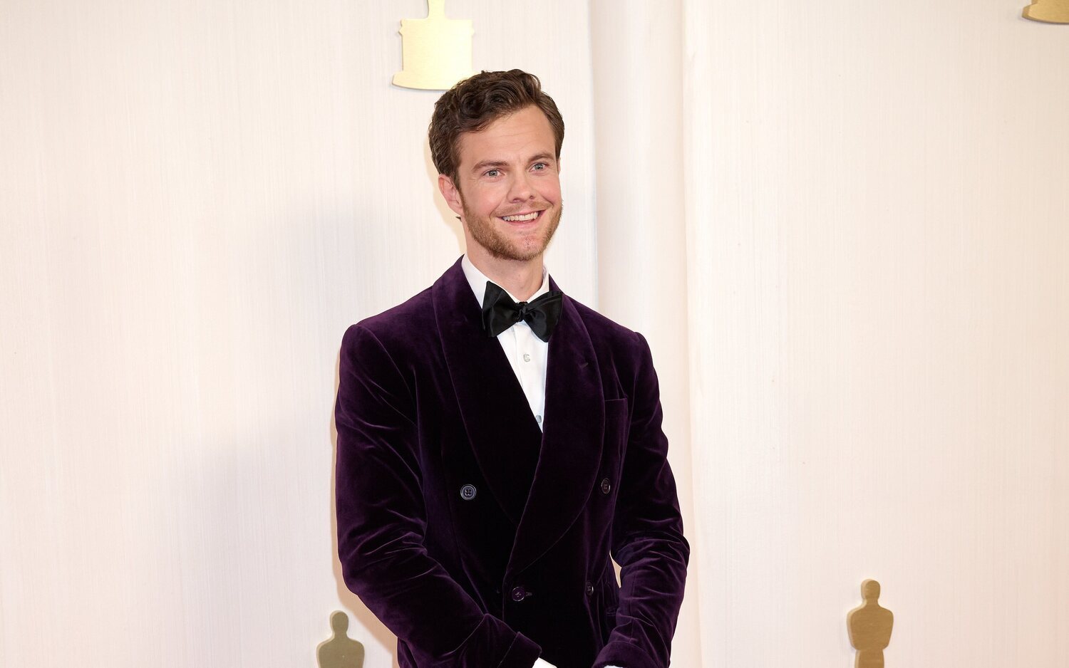 Jack Quaid en la alfombra roja de los Oscar 2024