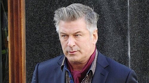 Alec Baldwin rompe a llorar tras desestimarse el caso contra él por la muerte de Halyna Hutchins