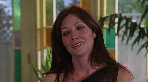 Homenaje a Shannen Doherty: Flores y velas iluminan la casa de las hermanas Halliwell