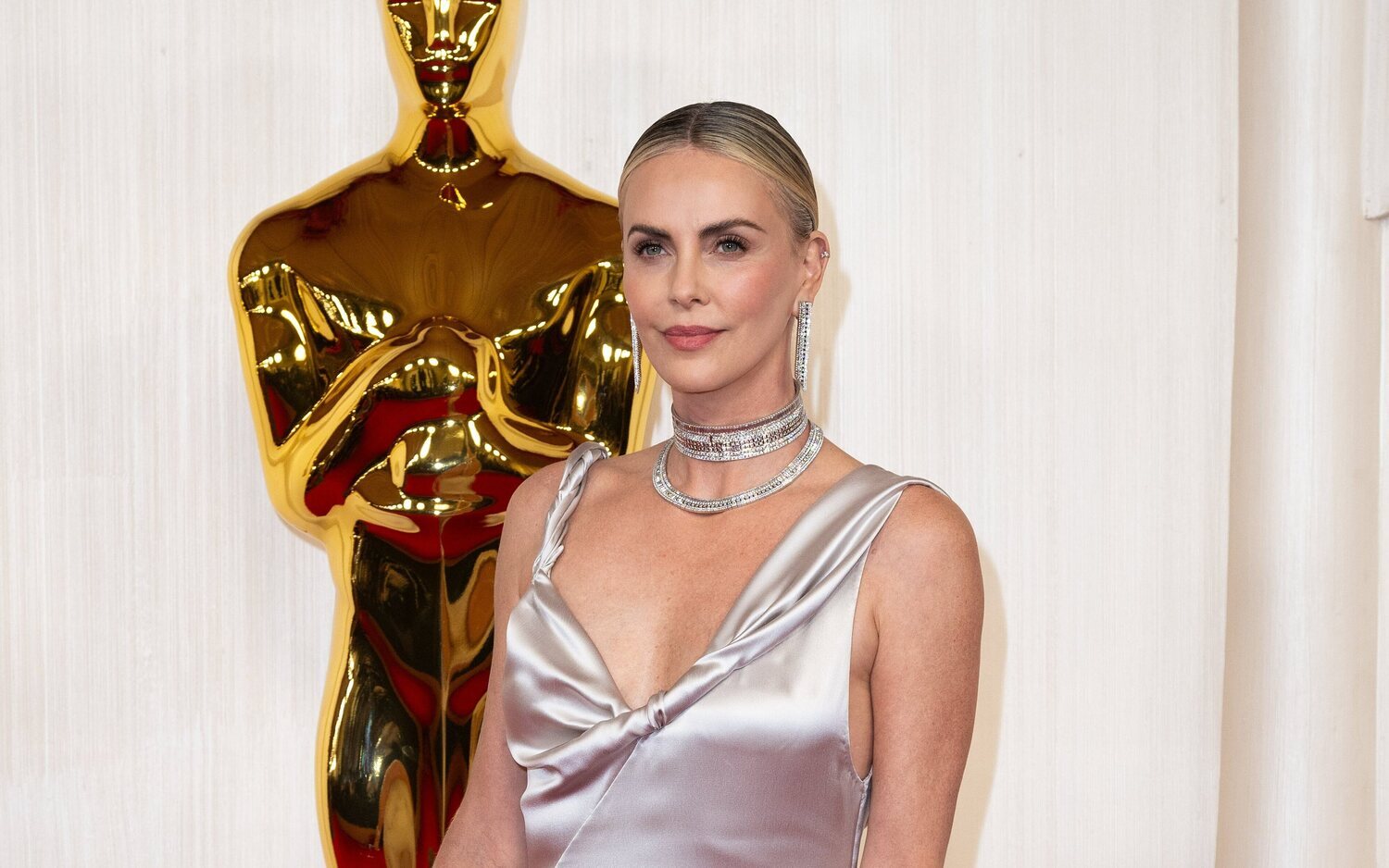 Charlize Theron en la alfombra roja de los Oscar 2024