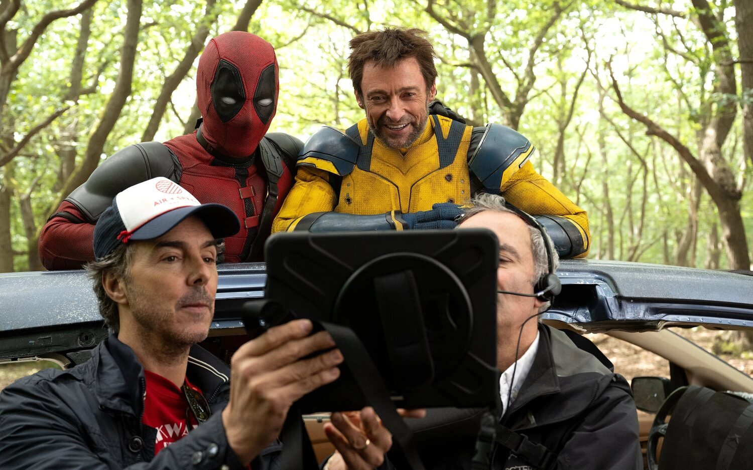 Shawn Levy, Ryan Reynolds y Hugh Jackman en el rodaje de 'Deadpool y Lobezno'