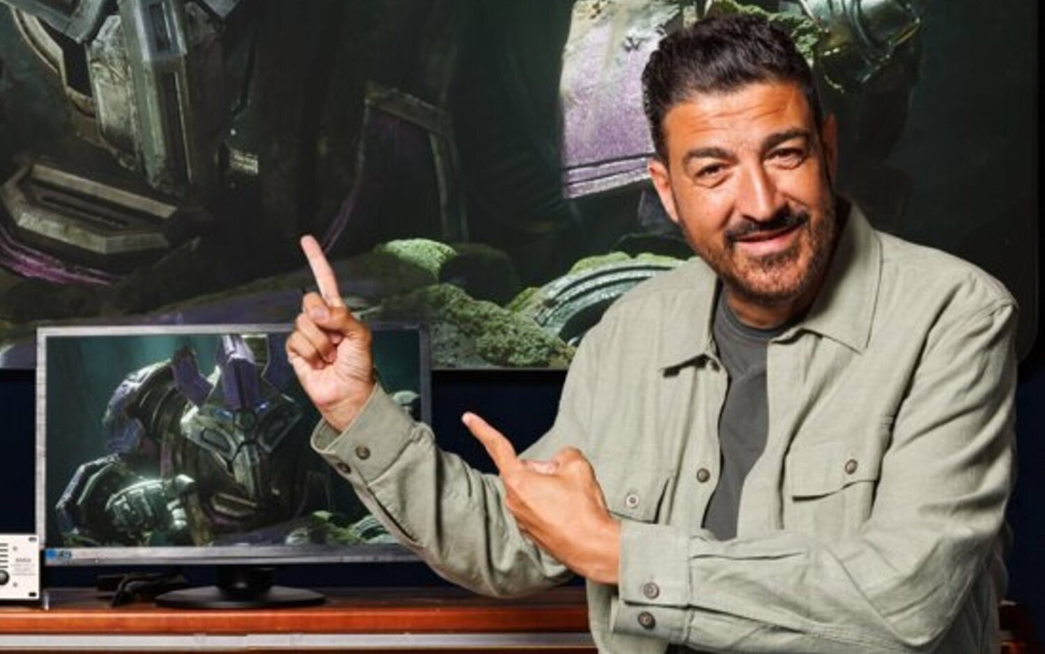 Tony Aguilar dándole voz a Alpha Trion en 'Transformers One'