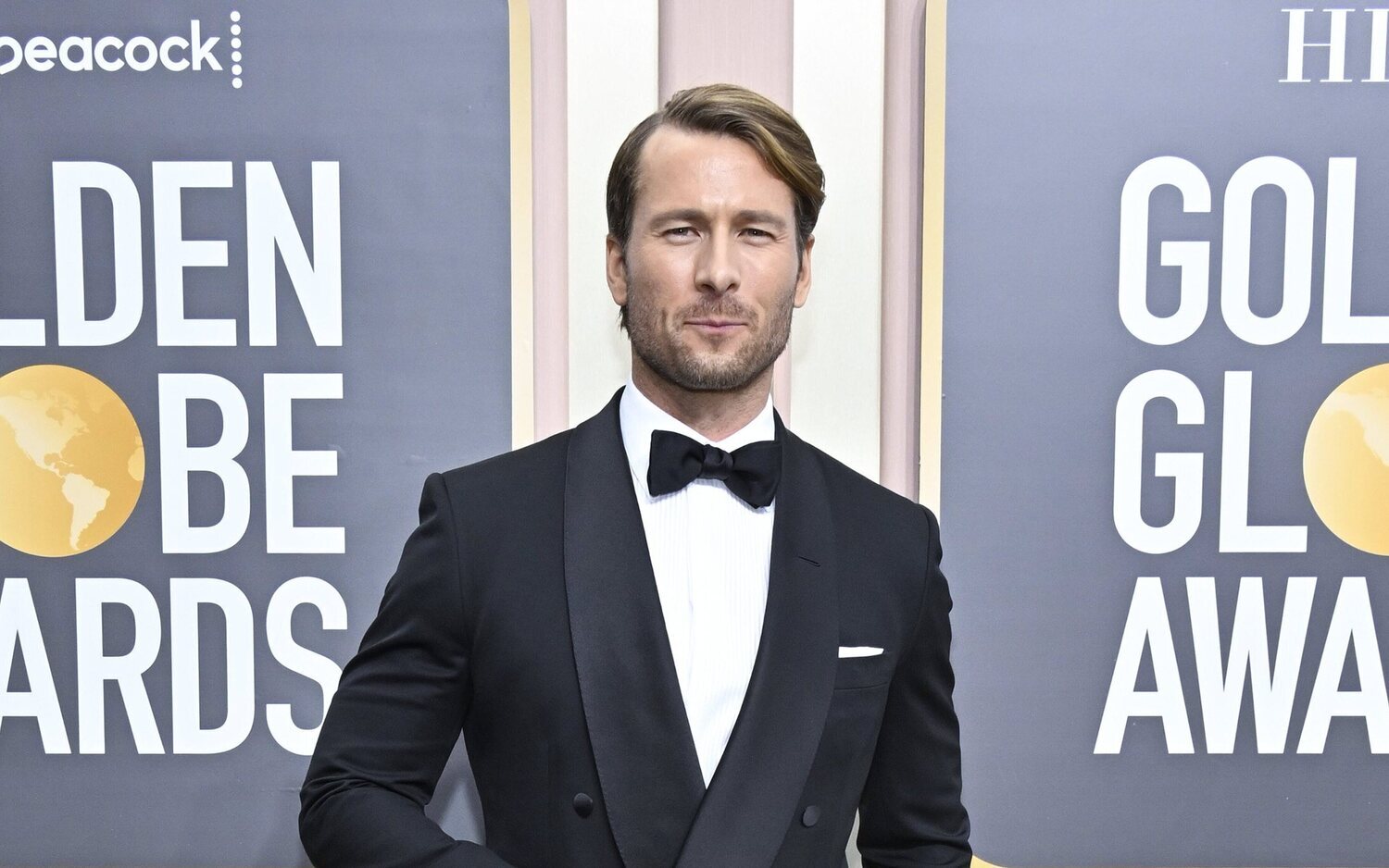 Glen Powell en la alfombra roja de los Globos de Oro 2023