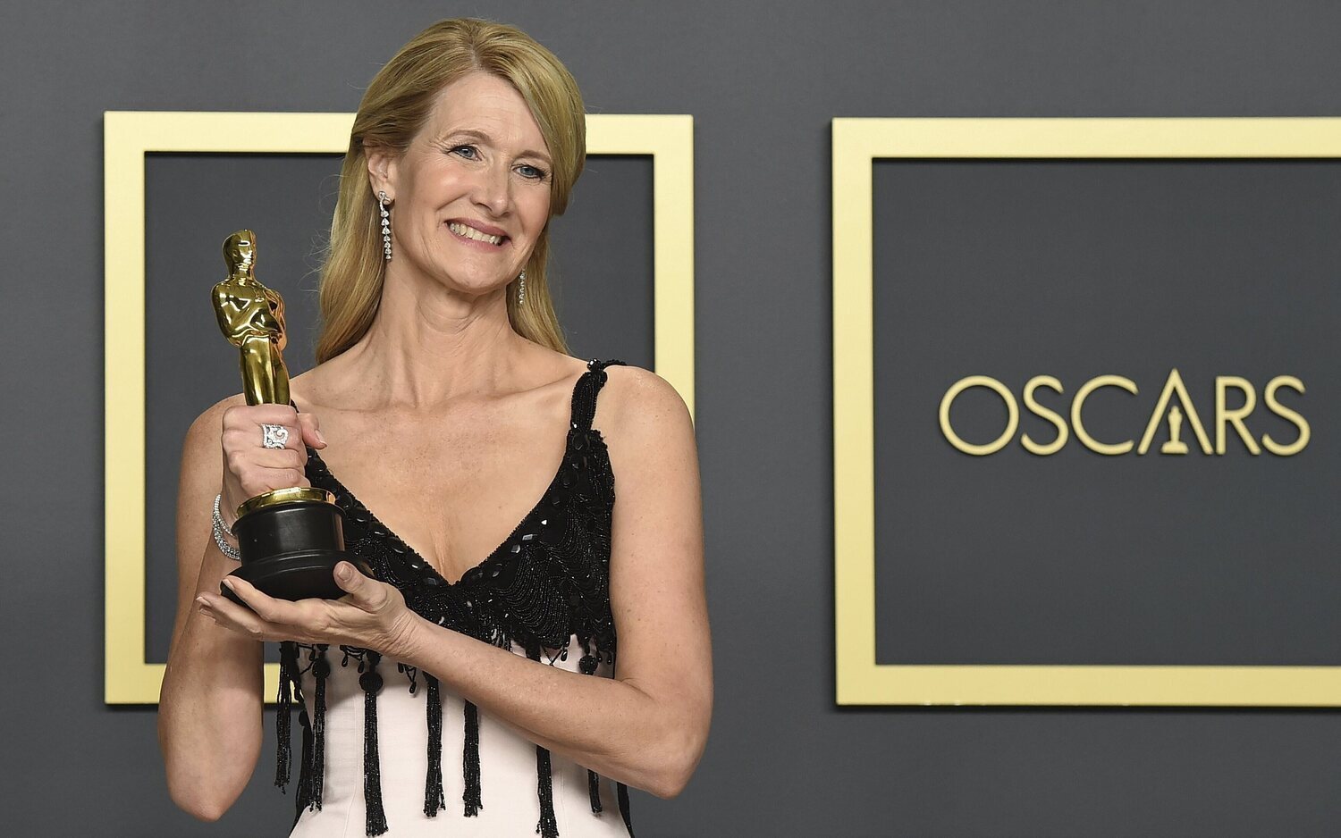 Laura Dern con su Oscar a Mejor Actriz de Reparto