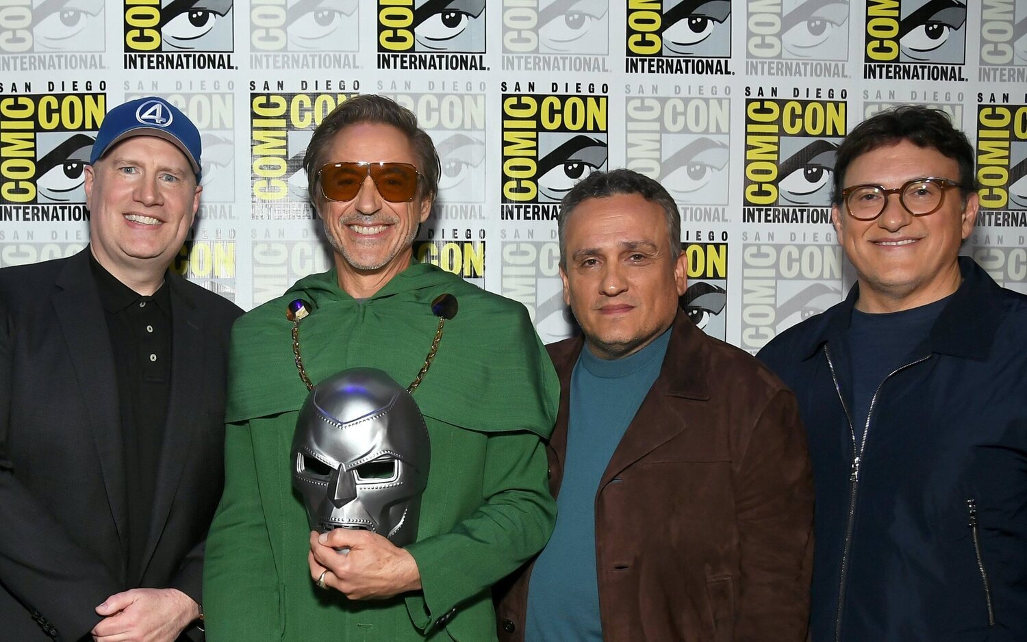 Louis D'Esposito, Kevin Feige Robert Downey Jr., Joe Russo y Anthony Russo posan en la SDCC