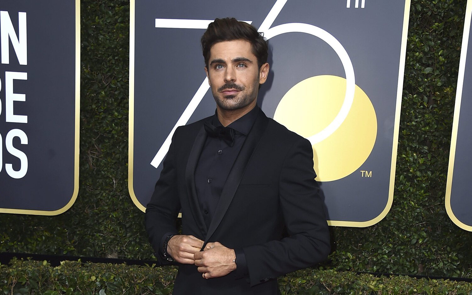 Zac Efron en la alfombra roja de los Globos de Oro 2018