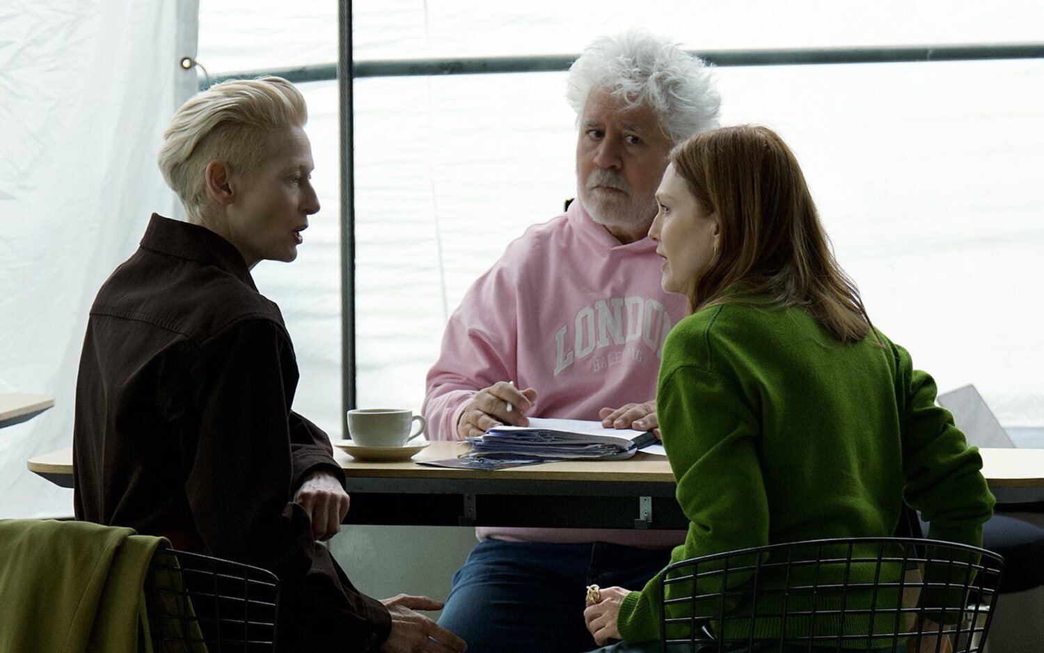 Tilda Swinton, Pedro Almodóvar y Julianne Moore ensayando para 'La habitación de al lado'