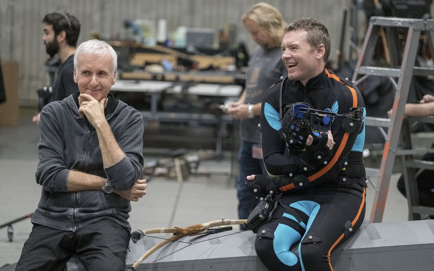 James Cameron dirigiendo a Sam Worthington en 'Avatar: El sentido del agua'