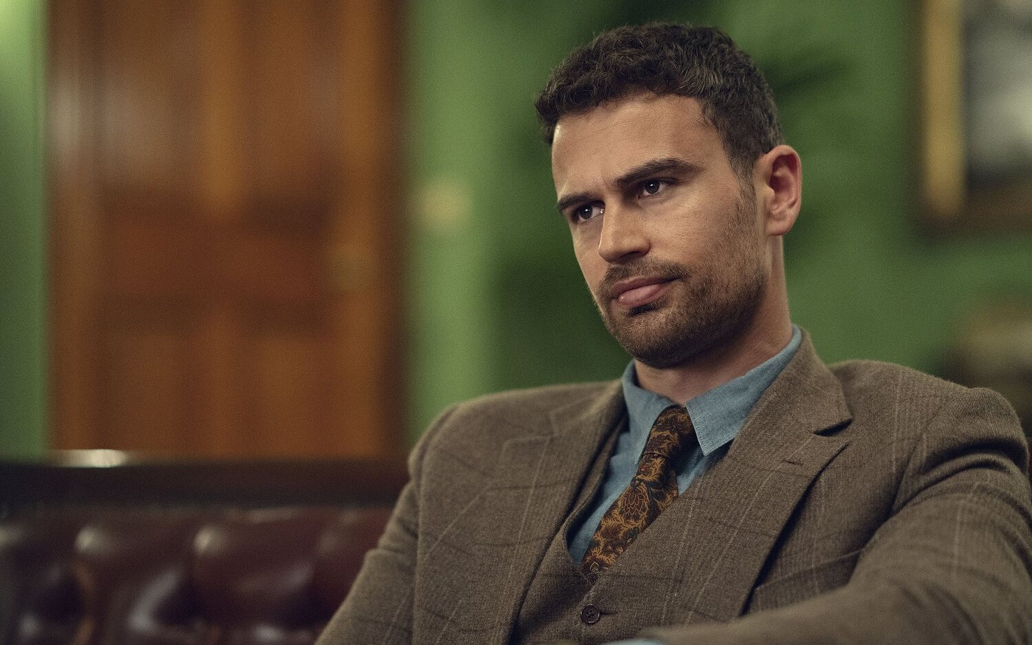 Theo James en 'The Gentlemen: La serie'