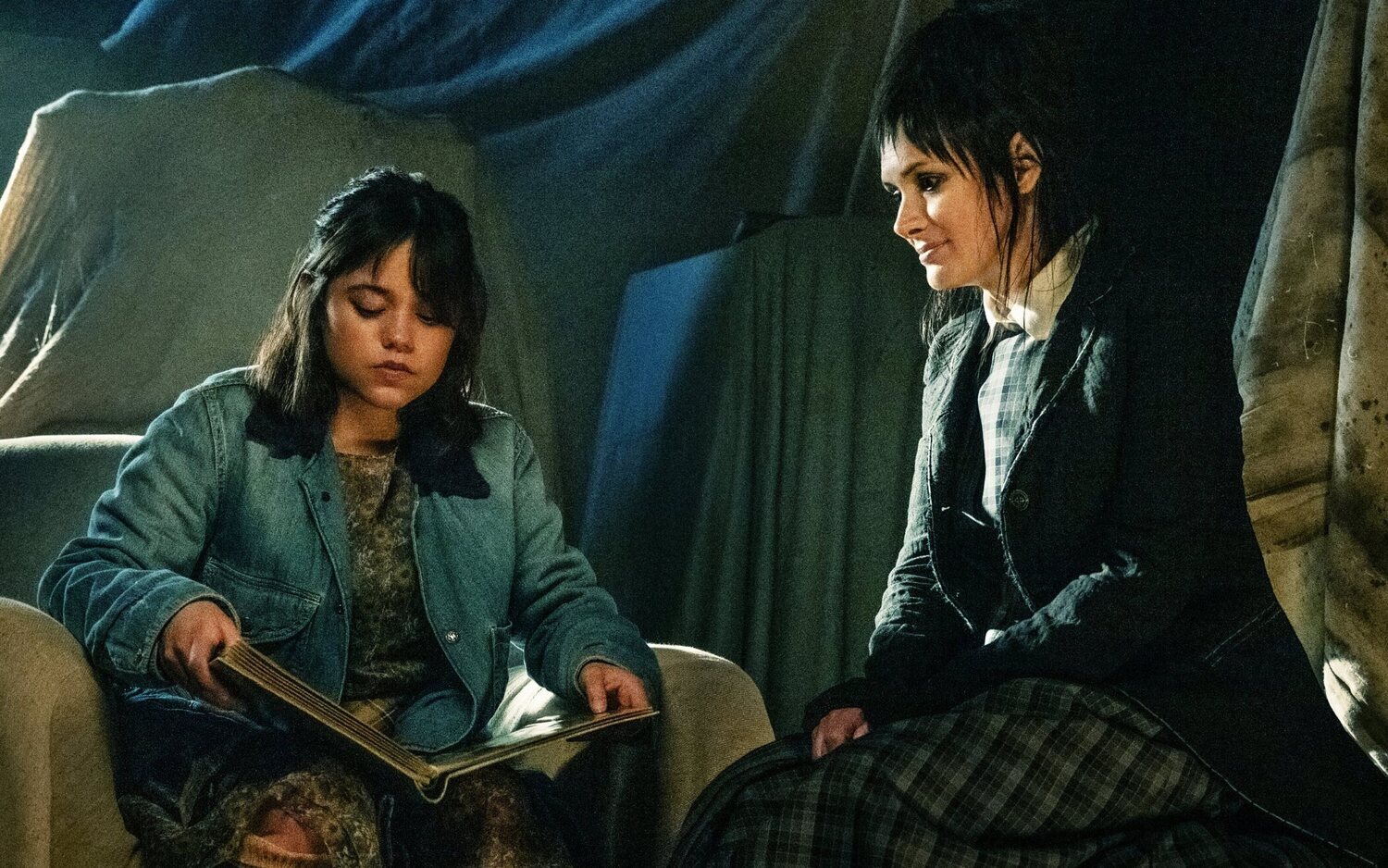 Winona Ryder y Jenna Ortega en 'Bitelchús Bitelchús'