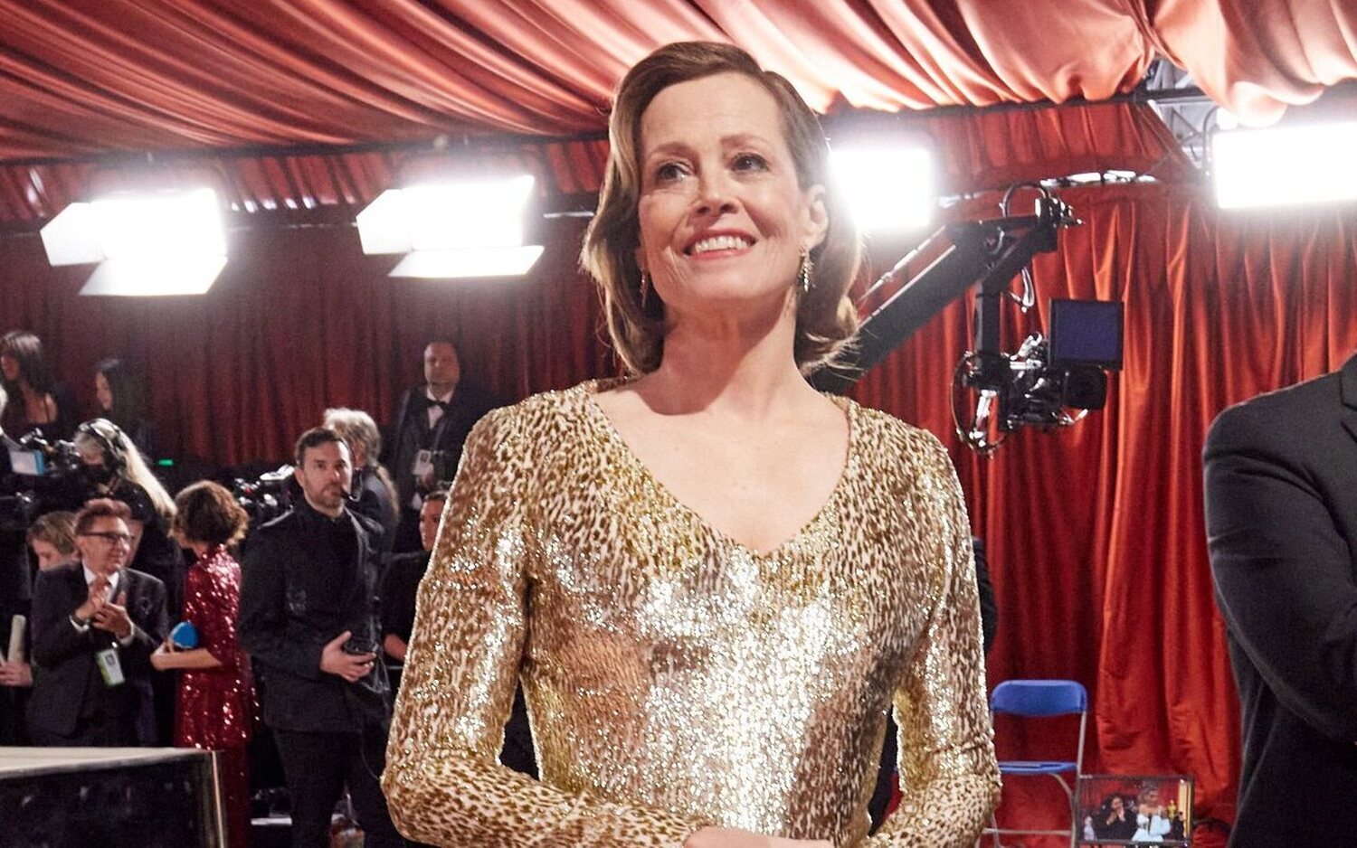 Sigourney Weaver en la alfombra champagne de los Oscar 2023