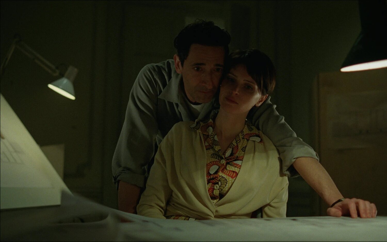 Adrien Brody y Felicity Jones en 'The Brutalist'