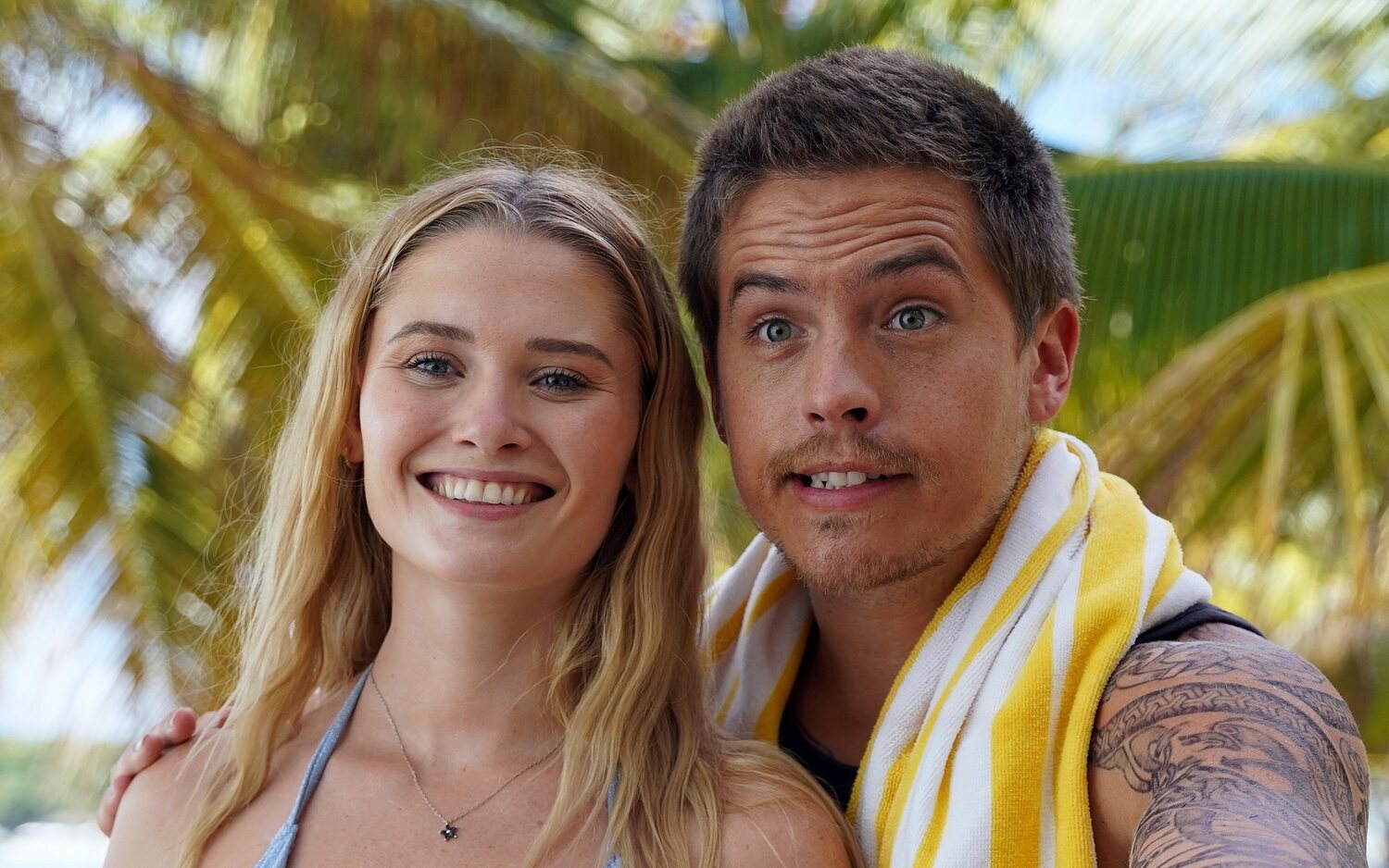 Dylan Sprouse y Virginia Gardner interpretan a Travis y Abby en 'Un desastre es para siempre'.