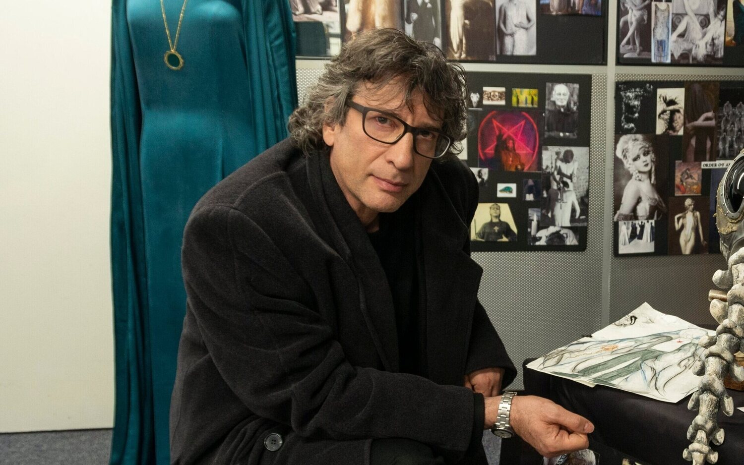 Neil Gaiman en el rodaje de 'Sandman'