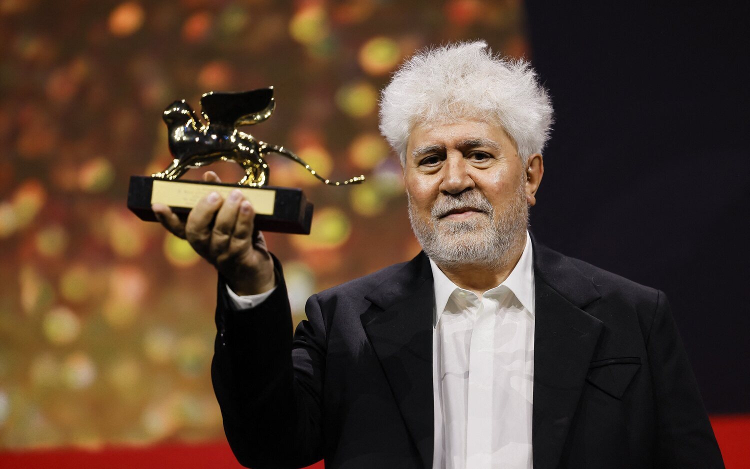 Pedro Almodóvar con su León de Oro en Venecia