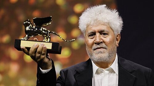 Venecia 2024: Pedro Almodóvar hace historia para España con el León de Oro a 'La habitación de al lado'