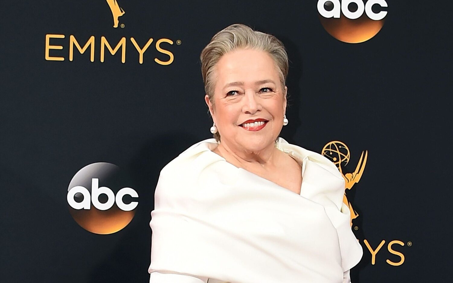 Kathy Bates en la alfombra roja de los Emmy 2016