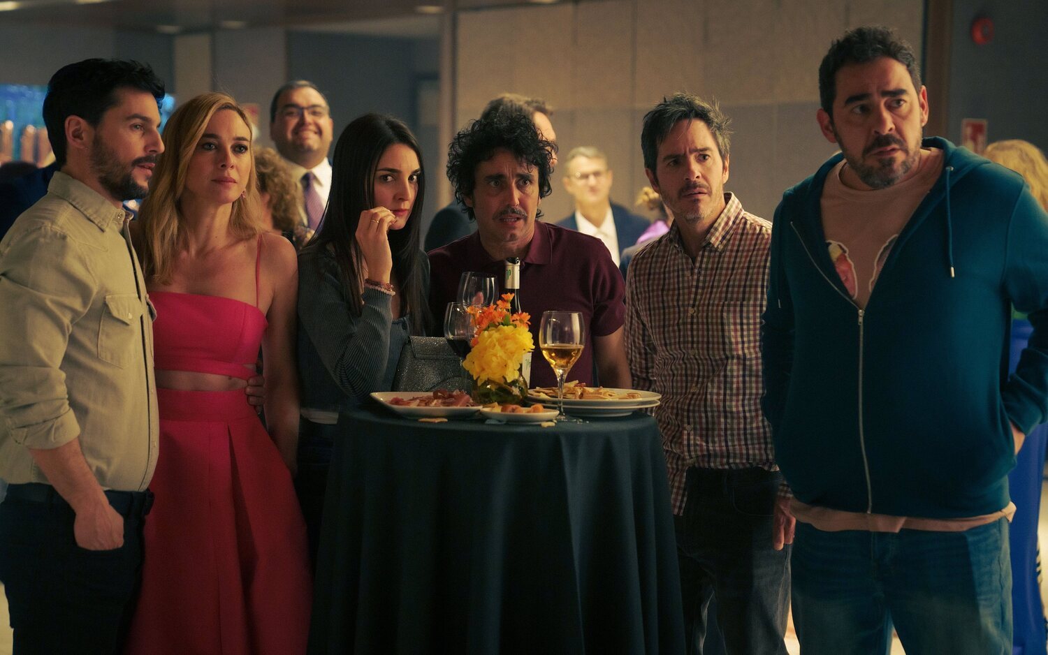 Alejo Sauras, Marta Hazas, Leonor Lavado, Canco Rodríguez, Mauricio Ochmann y Pablo Chiapella en 'Hotel Bitcoin'