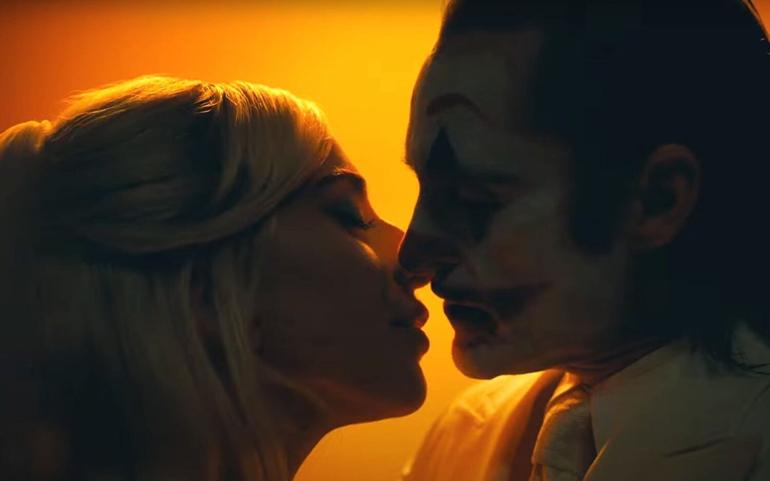 Gaga y Phoenix besándose en 'Joker: Folie à Deux'