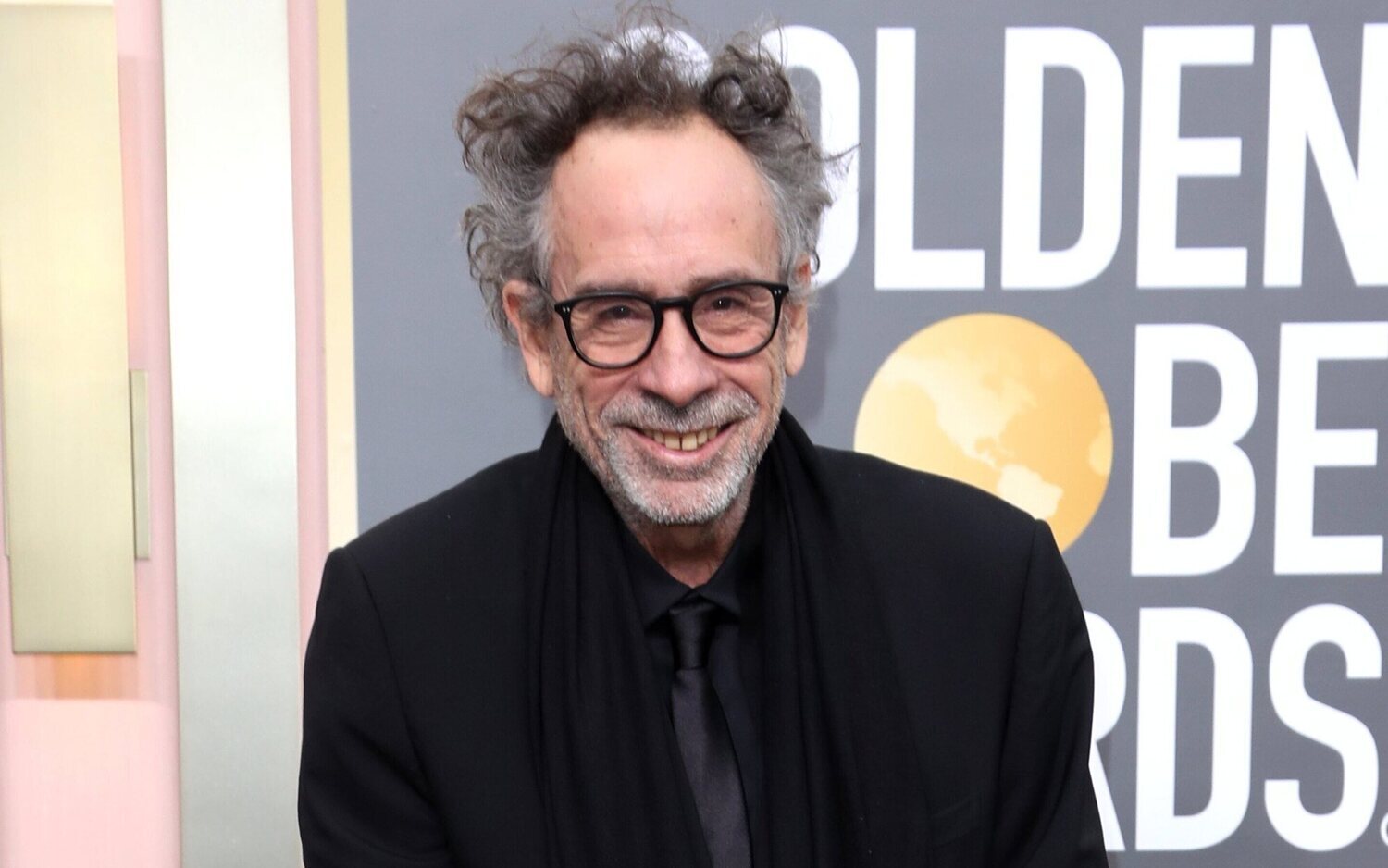 Tim Burton en la alfombra roja de los Globos de Oro 2023