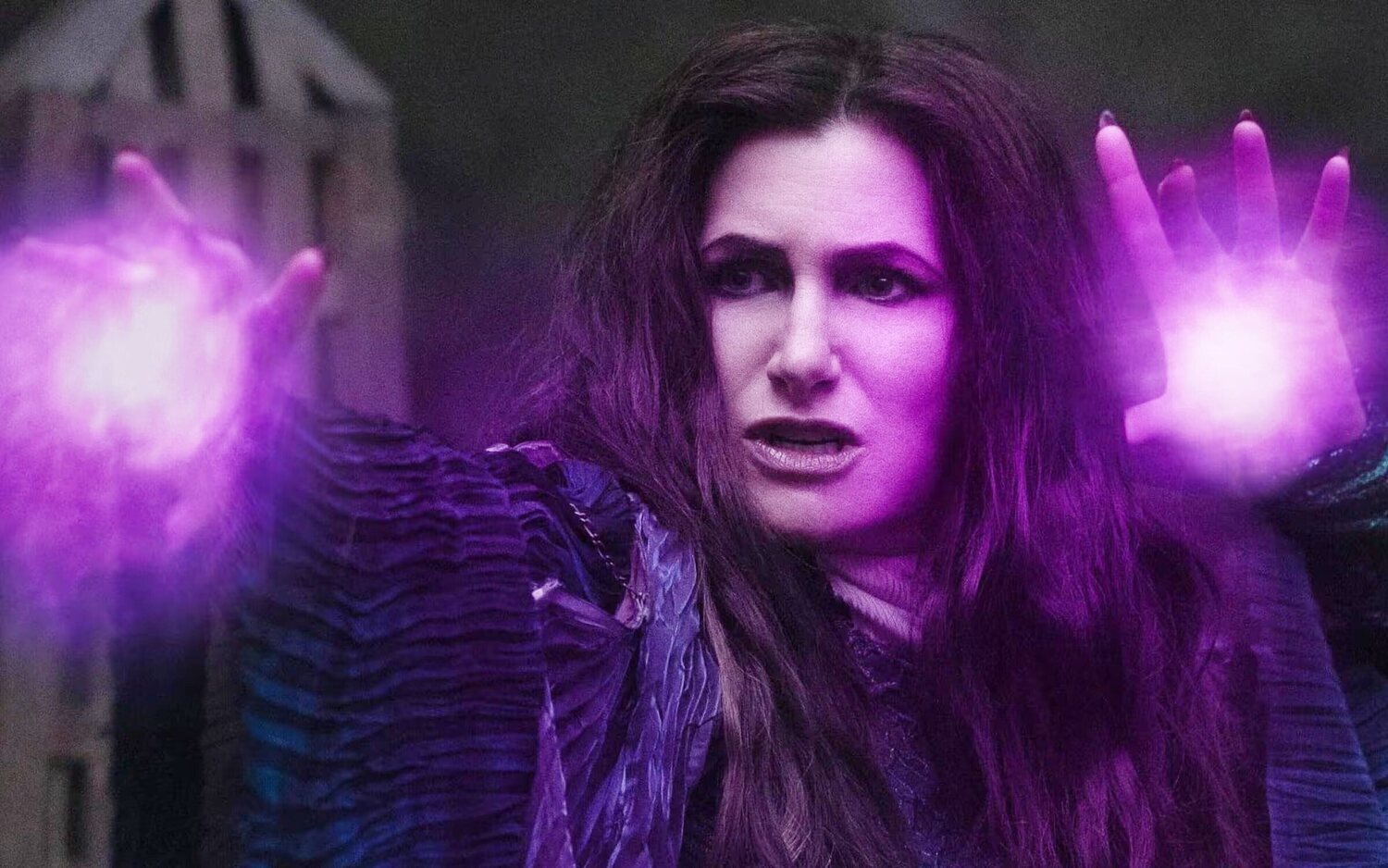 Kathryn Hahn como Agatha en la serie