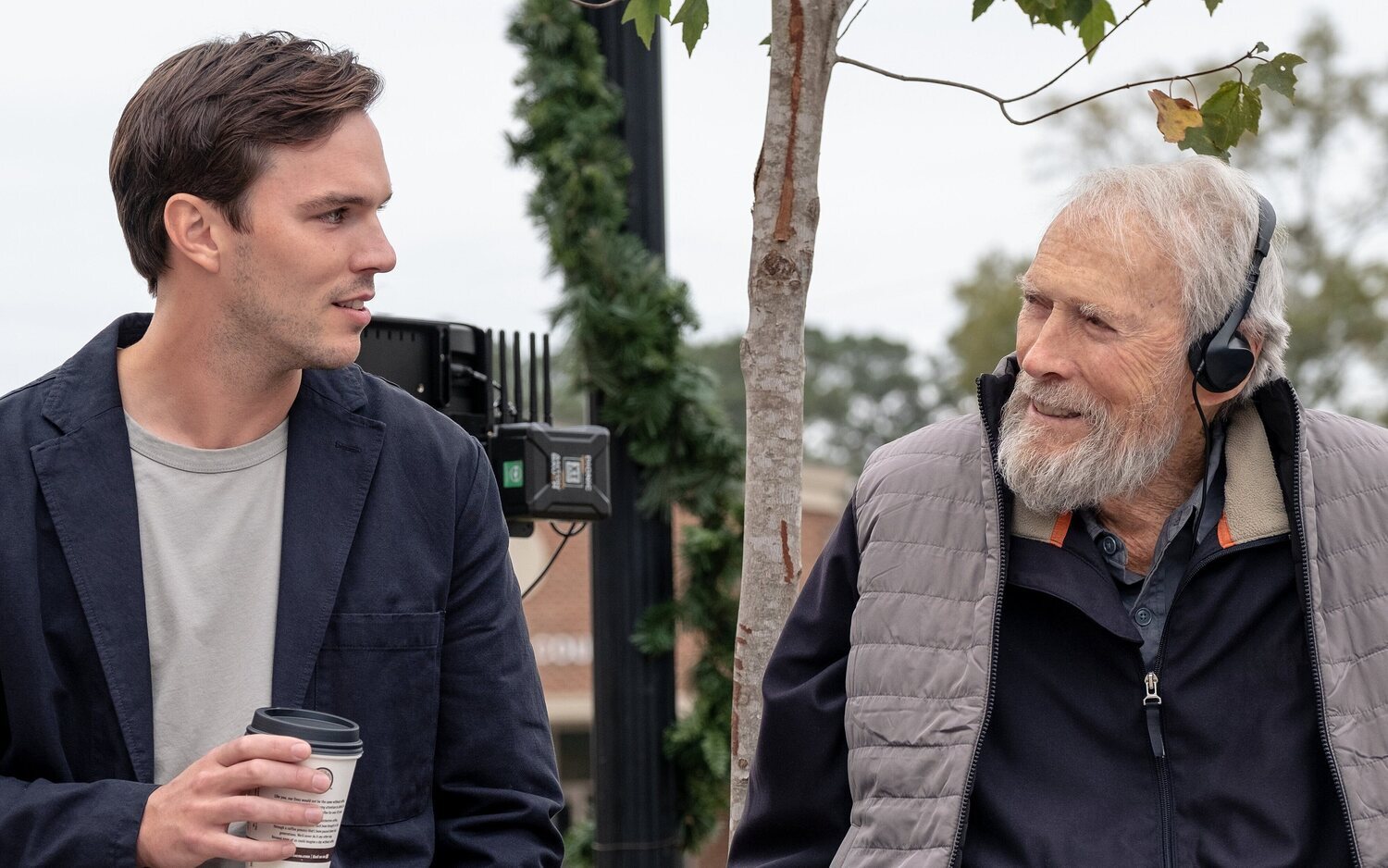 Nicholas Hoult y Clint Eastwood en el set de 'Jurado Nº2'