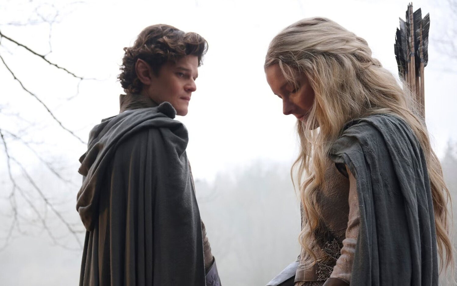 Elrond (Robert Aramayo) y Galadriel (Morfydd Clark) en 'Los Anillos de Poder'