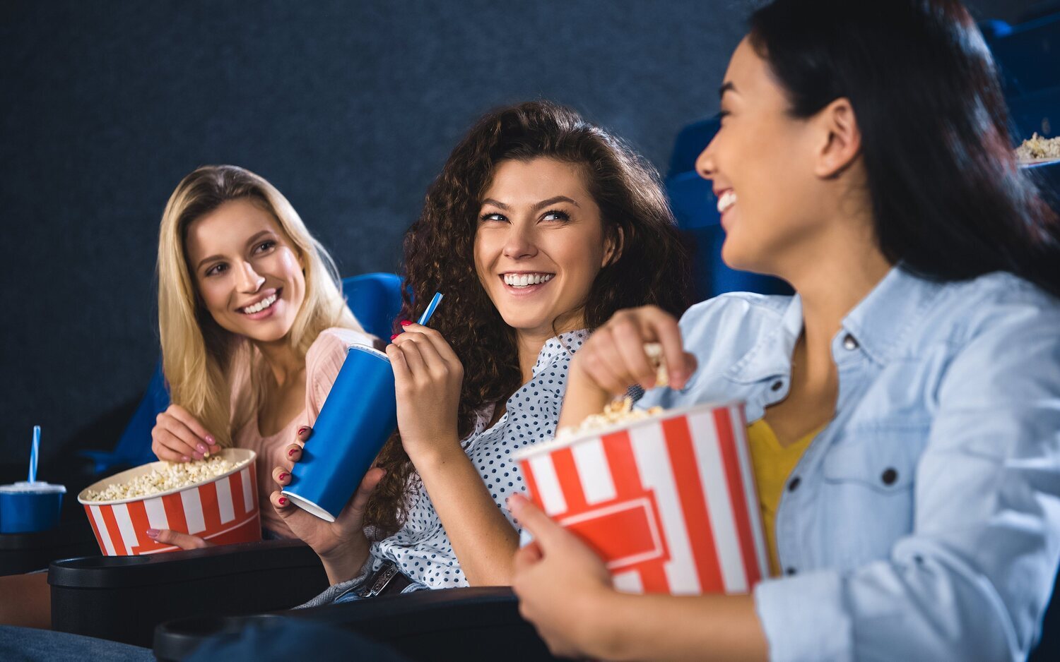 Mujeres comiendo palomitas en el cine