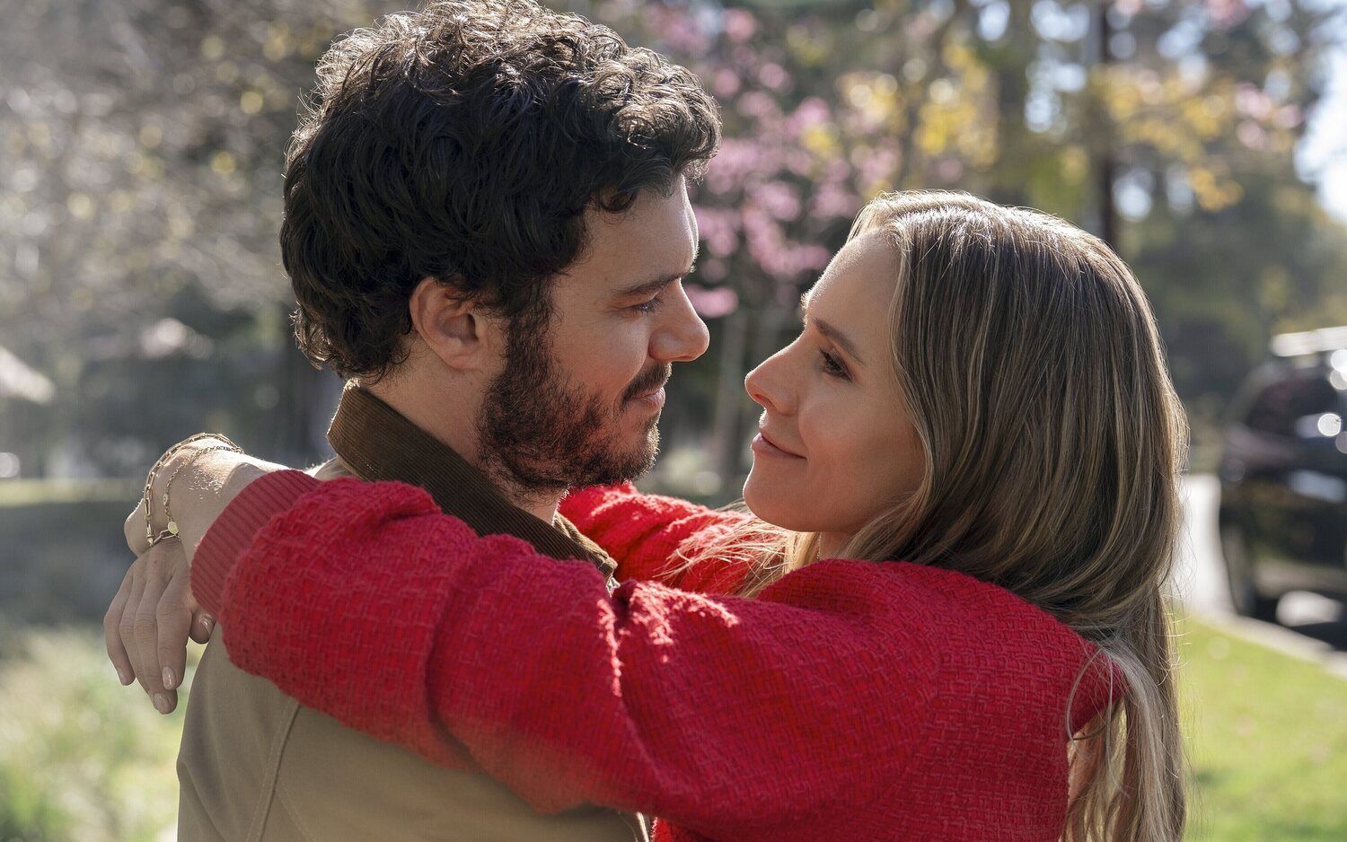 Adam Brody y Kristen Bell en 'Nadie quiere esto'