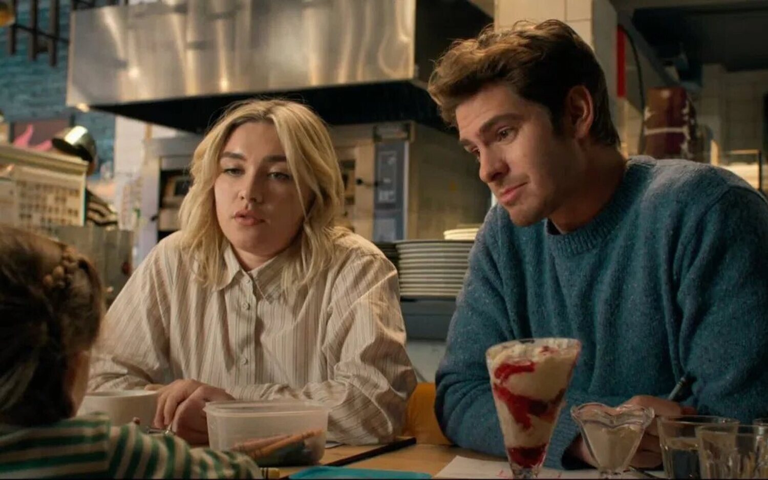 Andrew Garfield y Florence Pugh tienen tanta química que incomodaron a un cámara durante una escena íntima