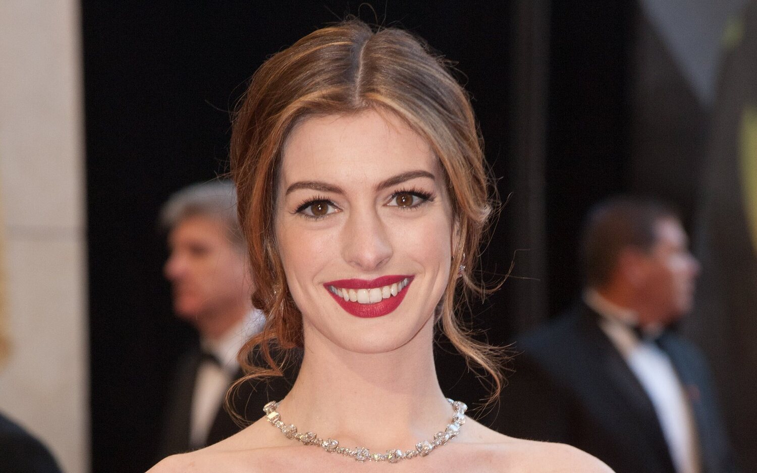 Anne Hathaway se disculpa con una periodista por una incómoda entrevista de 2012 que se ha hecho viral