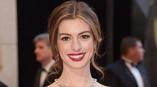 Anne Hathaway se disculpa con una periodista por una incómoda entrevista de 2012 que se ha hecho viral