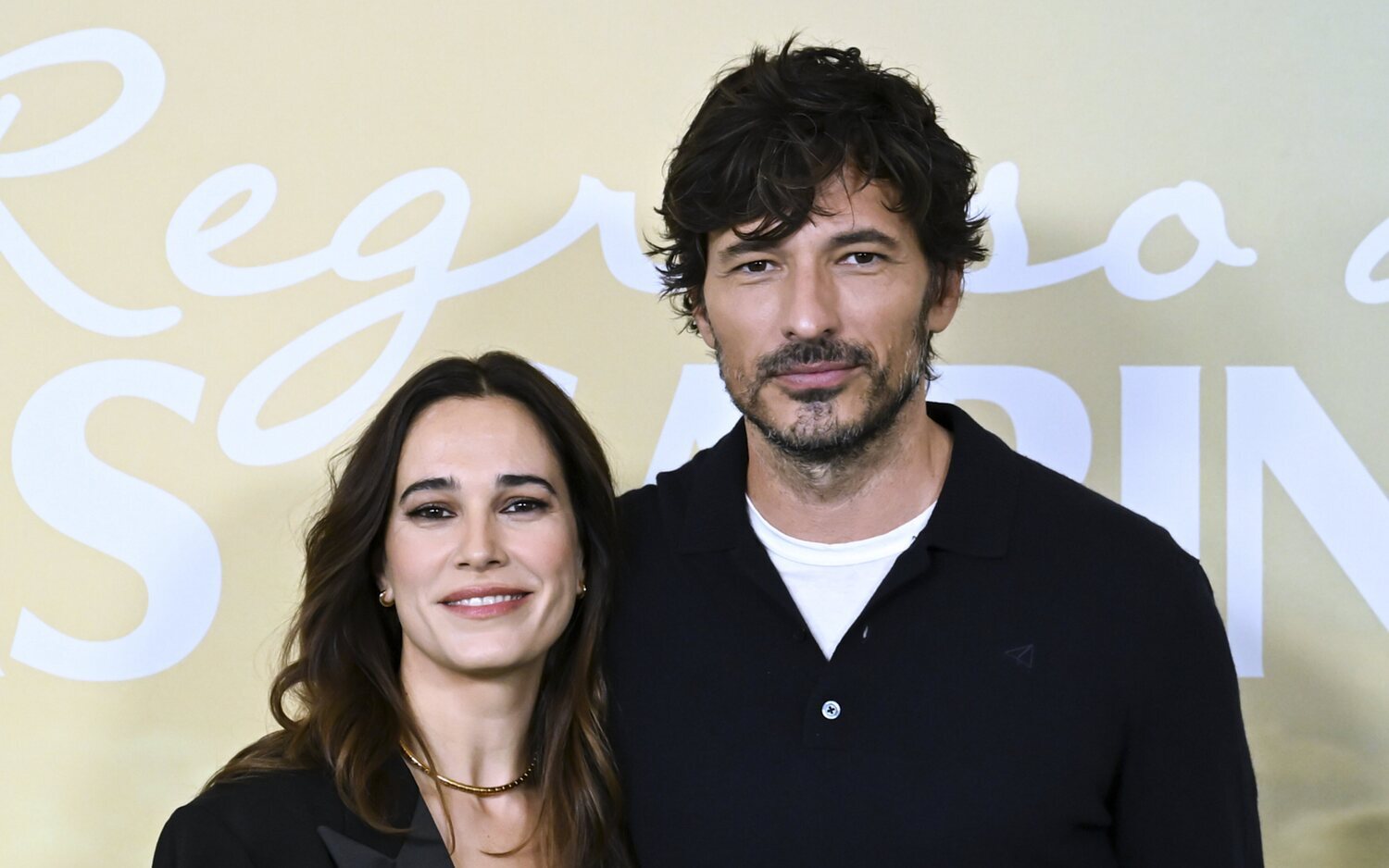 Celia Freijeiro y Andrés Velencoso en el photocall de 'Regreso a las Sabinas' en el Mandarín Oriental Ritz de Madrid