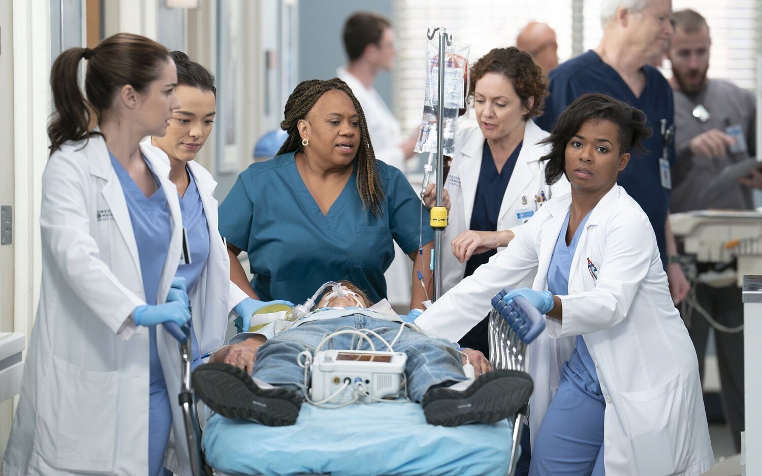 Bailey (Chandra Wilson) y compañía socorren a un paciente en 'Anatomía de Grey'