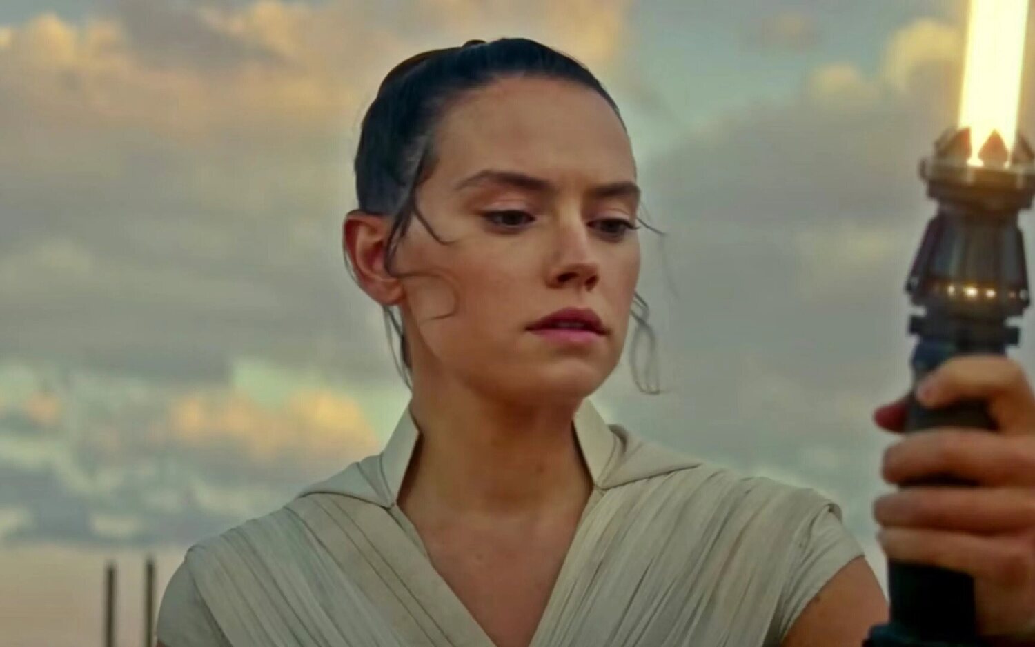 Daisy Ridley presenta el sable amarillo de Rey en 'Star Wars: El ascenso de Skywalker'