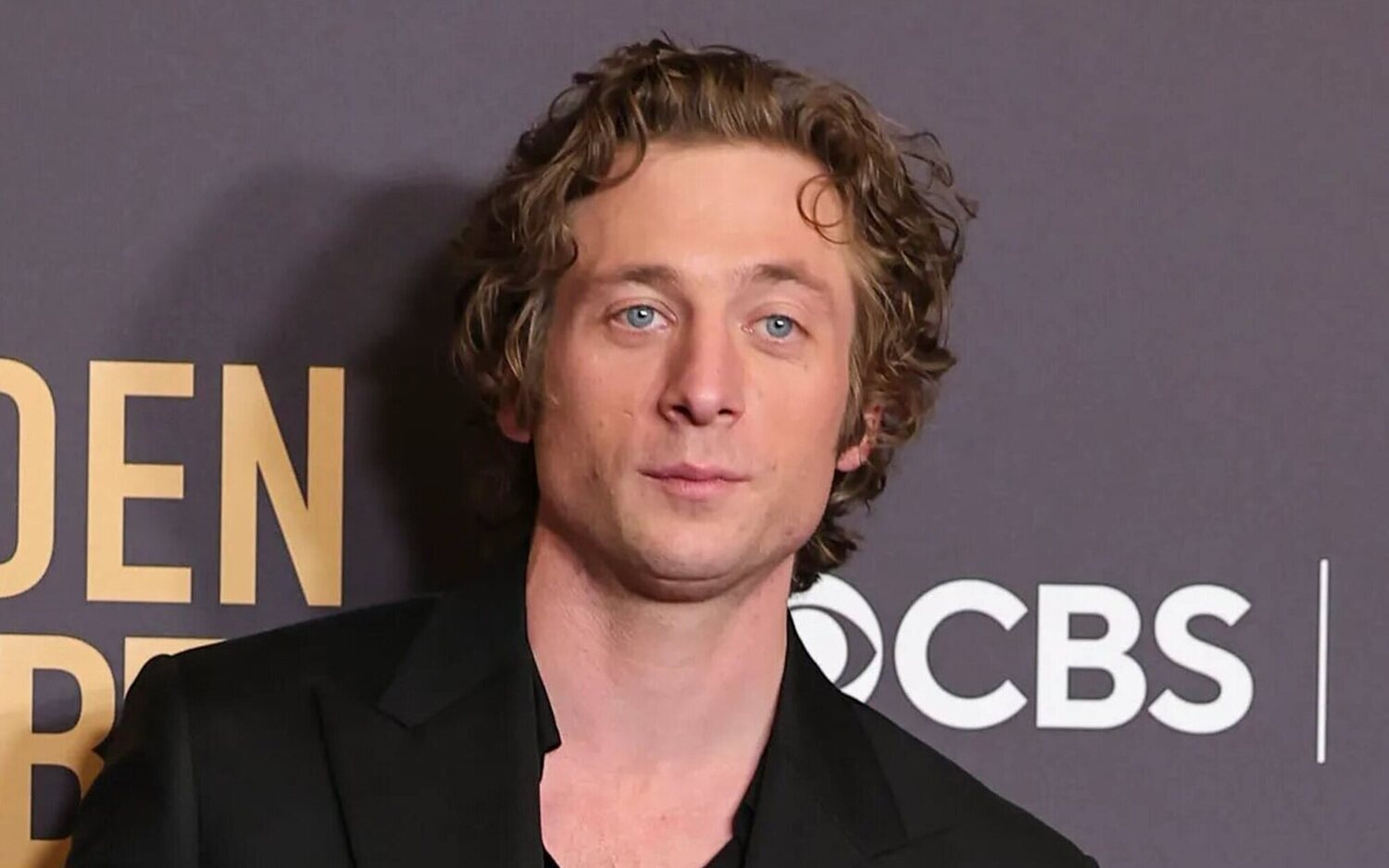 Jeremy Allen White en los Globos de Oro 2024