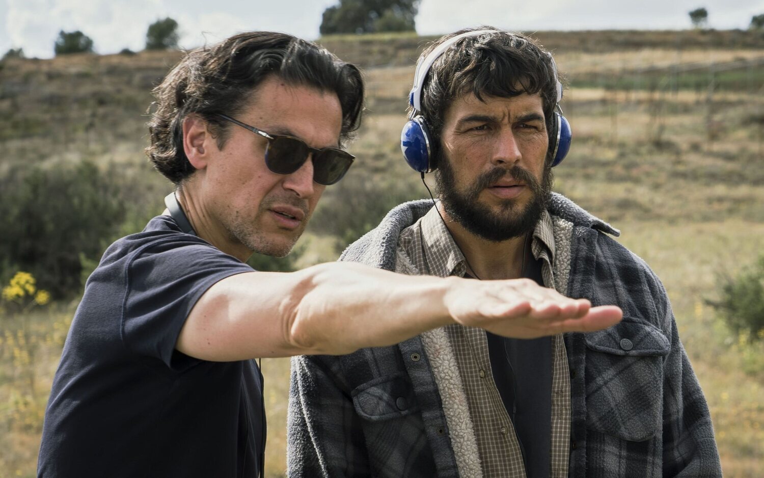 Mario Casas y Rodrigo Cortés en el rodaje de 'Escape'