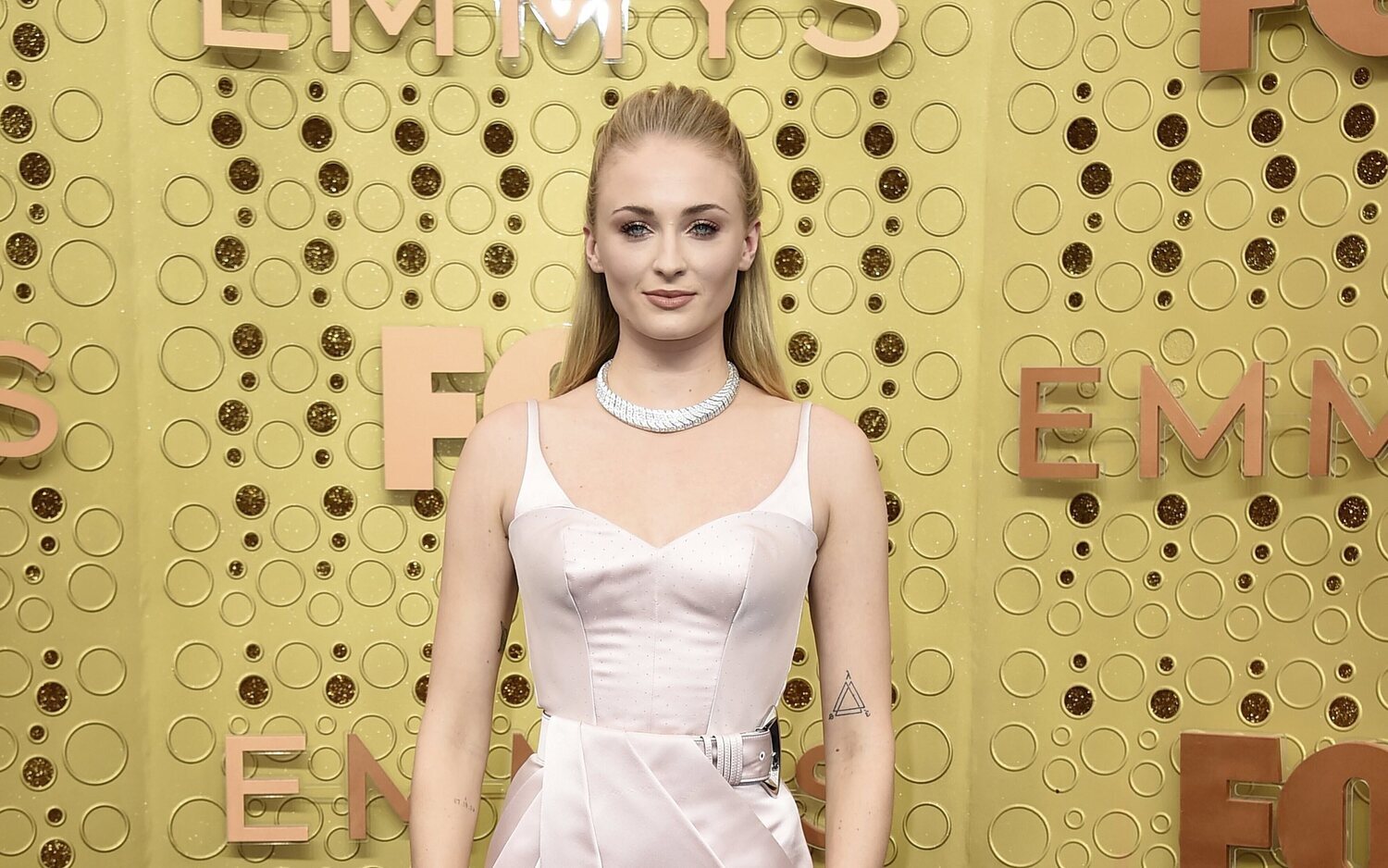 Sophie Turner en la alfombra roja de los Emmy 2019