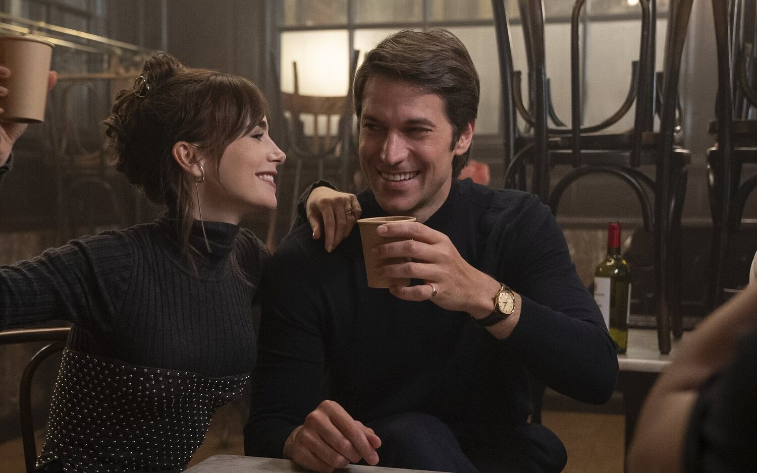 Lily Collins y Lucas Bravo en 'Emily en París'