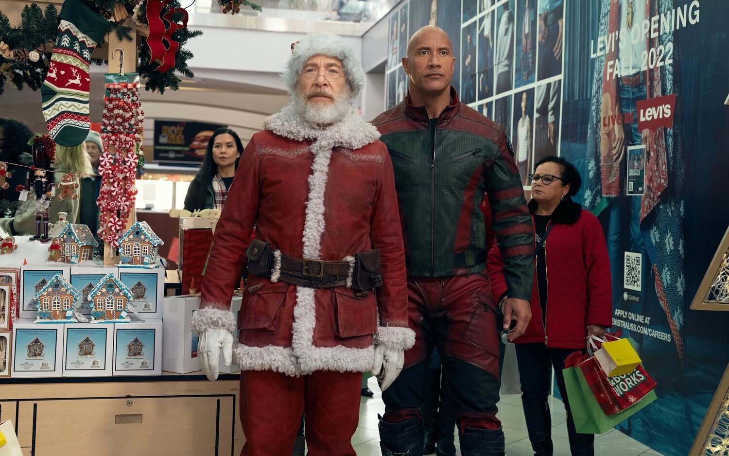 J.K. Simmons y Dwayne Johnson en 'Red One'