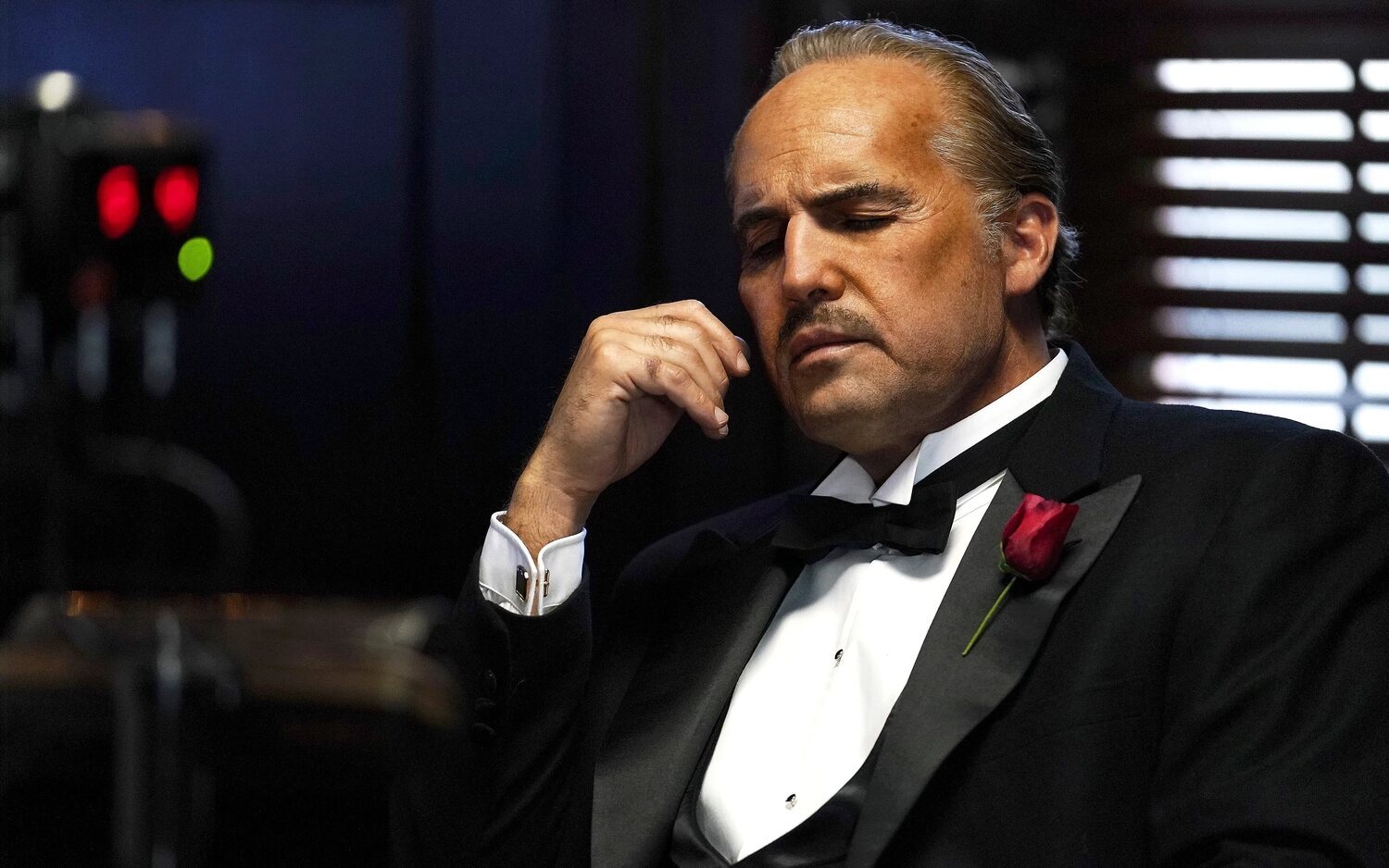 Billy Zane como Marlon Brando como Vito Corleone en 'Waltzing with Brando'