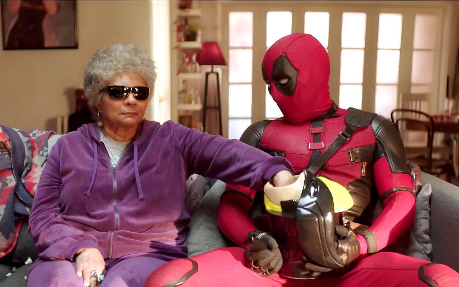 Blind Al (Leslie Uggams) y Deadpool (Ryan Reynolds) en el promocional