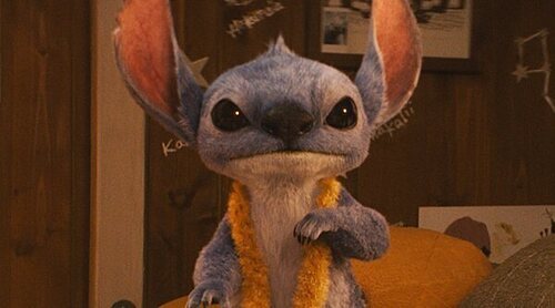 Stitch nos dedica una sonrisa traviesa en el primer póster del remake en acción real de 'Lilo y Stitch'