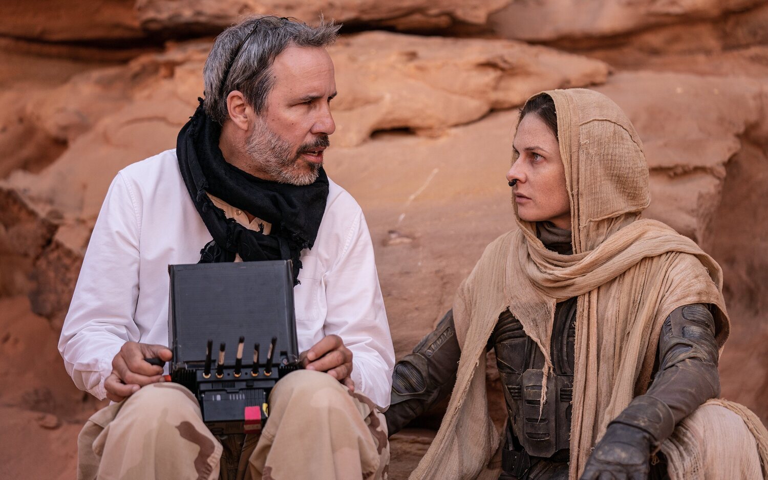 Denis Villeneuve dirigiendo a Rebecca Ferguson en el set de 'Dune: Parte dos'