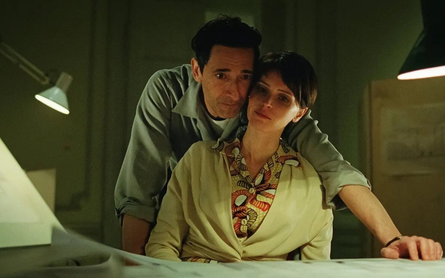 Adrien Brody y Felicity Jones en 'The Brutalist'